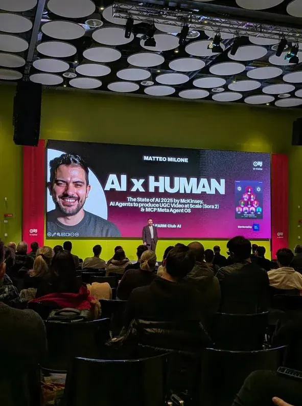 Matteo Milone sul maxischermo AI x HUMAN a H-Farm, con il pubblico di spalle