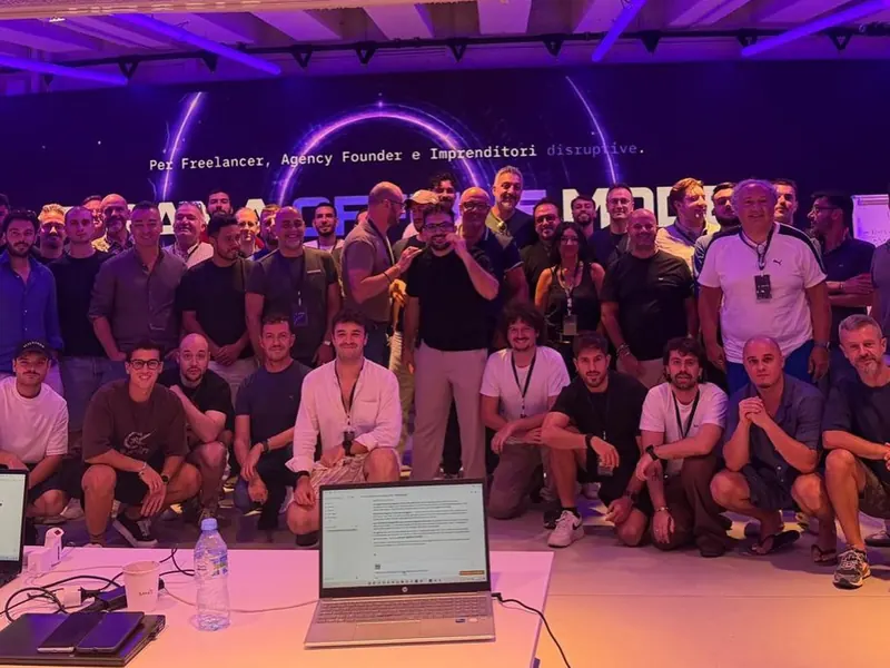 Foto di gruppo di circa sessanta professionisti a Tirana, in una sala con luci viola